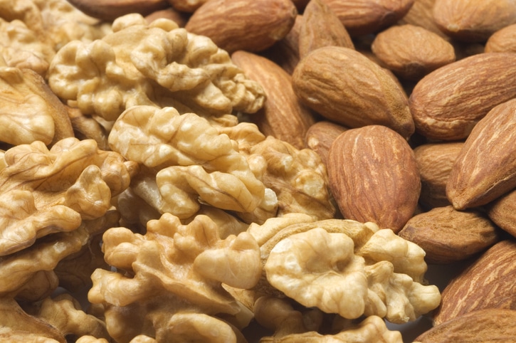 Walnuts vs Almonds